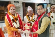गीता जयंती पर ब्राह्मण महासभा के राष्ट्रीय महामंत्री ने स्वामी वास आचार्य को भेंट किया स्मृति चिन्ह