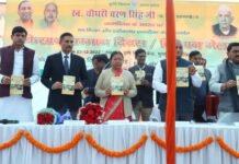 किसानों के बीच जाकर अधिकारी दें योजनाओं की जानकारी: वीके सिंह
