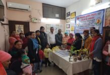प्रधानमंत्री मातृत्व दिवस: वैशाली पीएचसी पर निगम पार्षद मनोज गोयल ने की फ्रूटी वितरित