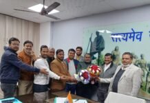 निगम कर्मियों ने चीफ इंजीनियर एनके चौधरी को बुके भेंट कर दी नव वर्ष की शुभकामनाएं