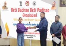 मुख्यमंत्री बाल सेवा योजना: 18 बालिकाओं को डीएम ने दिए लैपटॉप
