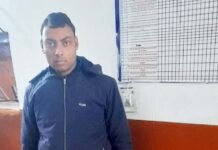 होटल पर खाना खाने आए लोगों को दो गुने दामों में बेचता था शराब