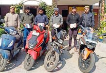 जनसेवा केंद की आड़ में चल रहा था फर्जी आधार कार्ड और पेन बनाने का कारोबार, नाम बदलकर हिंदु लड़कियों को प्रेम जाल में फंसाकर करता था गंदा काम