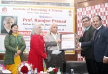 आईटीएस मोहन नगर में प्रवासी भारतीय सम्मान अवार्ड से सम्मानित प्रो रामजी प्रसाद को किया सम्मानित