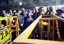 पूर्वी कौशांबी रेसिडेंट वेलफेयर एसोसिएशन ने कौशांबी थाना पुलिस को दिए 35 बैरिकेड