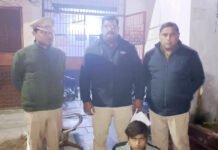 दुकान बंद होने के बाद दोगुने दामों में बेचता था शराब, गिरफ्तार