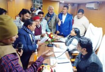 नगर निगम की अंतिम बोर्ड बैठक में पार्षदों ने किया खूब हंगामा बिना चर्चा के बजट प्रस्ताव हुआ पास