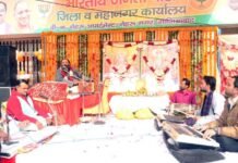 भाजपाईयों ने सुंदरकांड पाठ कर खिचड़ी प्रसाद किया वितरण