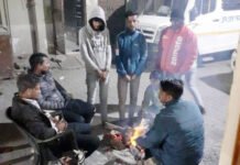 सर्दी से ठिठुर रहे लोगों के लिए नगर निगम का अलाव बना सहारा