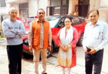 पार्षद ने जयपुरिया एन्क्लेव में नाली और साइट पटरी के पुनर्निर्माण कार्य से पूर्व किया निरीक्षण