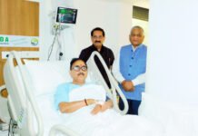 केंद्रीय मंत्री डॉ महेंद्र नाथ पांडेय का हाल जानने कौशांबी यशोदा अस्पताल पहुंचे वीके सिंह