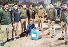 पन्नी की थैली में कच्ची शराब भरकर करता था तस्करी का कारोबार