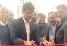 नगर आयुक्त ने गांधीनगर कंपोजिट विद्यालय के शौचालय का किया उद्घाटन