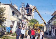 पार्षद ने पीएससी वाहिनी में लगवाई स्ट्रीट लाइट्स