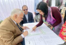 नोएडा एयरपोर्ट को लेकर चीफ सेक्रेट्री दुर्गा शंकर मिश्रा की अध्यक्षता में हुई महत्वपूर्ण बैठक चीफ सेक्रेट्री ने एयरपोर्ट निर्माण की प्रगति की जानकारी ली मेडिकल डिवाइस पार्क और टॉय पार्क का किया निरीक्षण