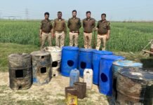 होली को बदरंग करने की तैयारी में माफिया, खादर में धधका रहे थे शराब की भट्टी