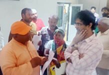 जनता दर्शन में नगर आयुक्त ने लोगों की समस्या सुन कराया समाधान