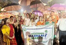 स्वच्छता मशाल यात्रा में नगर आयुक्त ने स्वच्छता के प्रति किया जागरुक
