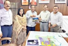 बॉलीवुड को लुभा रहा है सीएम योगी का फिल्म सिटी प्रोजेक्ट मशहुर फिल्म निर्माता और निर्देशक केसी बोकाड़िया ने यमुना प्राधिकरण कार्यालय पहुंचकर जताई निवेश की इच्छा