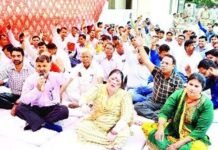 बिजली कर्मचारियों ने कार्य का बहिष्कार कर जारी रखी हड़ताल, कामकाज पूरी तरह ठप