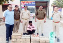 झोपड़ी में रखे दीवान को तस्कर ने बनाया शराब छिपाने का अड्डा