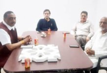 कौशाम्बी नंदा टॉवर के लोगों से कार्यवाहक पार्षद मनोज गोयल ने की मुलाकात, एकत्रित किए विकास परक सुझाव