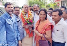 मंत्री लक्ष्मी नारायण चौधरी का पार्षद कुसुम सिंह एवं भाजपा नेता एसपी सिंह ने किया स्वागत