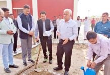 मुख्य सचिव ने रैपिड रेल में किया सफर, भवनों के निर्माण में देरी पर लगाई फटकार