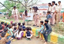 एनएसएस इकाई के स्वयंसेवकों ने मलिन बस्तियों में बच्चों को पढ़ाया साक्षरता का पाठ