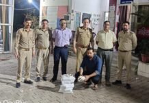 क्वीन प्लाजा रेस्टोरेंट के बेसमेंट में बिना लाइसेंस परोस रहा था शराब