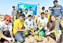 नगर आयुक्त ने अंतरराष्ट्रीय पृथ्वी दिवस पर रोपित किए पौधे