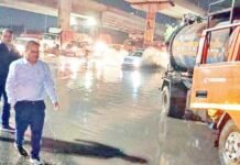 बेमौसम की बारिश से हुआ जलभराव, निगम की टीम रही मुस्तैद