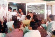 भाजपा विधायक के कार्यालय पर जूतम पैजार टिकट कटने पर दावेदारों में चले लात-घूंसे