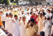 ईद-उल फितर: गले लगकर दी बधाई, देश के लिए मांगी अमन चैन की दुआ