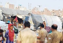 झुग्गी-झोपड़ी और कबाड़ के गोदाम में आबकारी विभाग का छापा