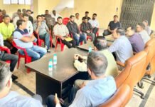 जिला आबकारी अधिकारी ने थोक व फुटकर अनुज्ञापियों के साथ बैठक में कसे पेंच