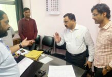 नगर आयुक्त ने खंगाली फाइलें, अव्यवस्थित मिलने पर लगाई फटकार