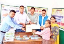 प्राथमिक विद्यालय अमीरपुर गढ़ी में पुस्तक पाकर खिले बच्चो के चेहरे