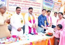 ख़ुर्रमपुर प्राथमिक विद्यालय: प्रवेश उत्सव में बच्चों को मिला पाठ्य पुस्तक के साथ आई कार्ड