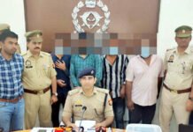 शोरुम में 8 साल से काम कर रहे कर्मचारी ने साथियों से कराई 30 लाख की लूट, चार गिरफ्तार