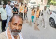 निवर्तमान पार्षद कुसुम सिंह एवं भाजपा नेता एसपी सिंह ने ली सफाई मित्रों के साथ सेल्फी