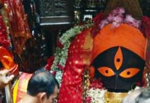 ब्राह्मण सेवक तरुण मिश्रा ने काली मन्दिर (कालीघाट) में की पूजा