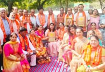 कोरोना एवं वातावरण शुद्धि के लिए वैश्य अग्रवाल परिवार के सदस्यों ने यज्ञ में दी आहूति
