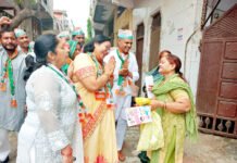 कांग्रेस महापौर प्रत्याशी पुष्पा रावत ने की ताबड़तोड़ डोर टू डोर कैंपेनिंग