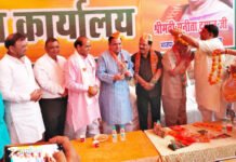 चार पूर्व पार्षदों व कई समर्थकों ने पकड़ा कमल