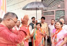 प्रचार में बाधक बनी बारिश भी नहीं रोक पाई सुनीता दयाल के कदम