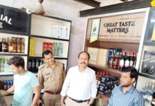 शराब की दुकानों का निरीक्षण करने पहुंचे जिला आबकारी अधिकरी, मचा हड़कंप