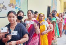 बुजुर्गों से लेकर युवाओं ने डाले वोट, जिले में कुल 45.52 प्रतिशत मतदान