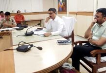 सड़क सुरक्षा समिति की बैठक में दुर्घटनाओं में कमी लाने पर डीएम ने किया मंथन
