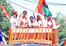 गठबंधन प्रत्याशी ने रोड शो के जरिए दिखाई ताकत